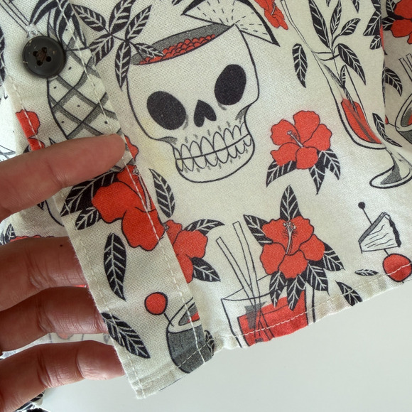 Howler Bros Shirt Mens Medium Tiki Tatsu Ya Skulls Aloha Hawaiian Surf Pineapple - Picture 8 of 10